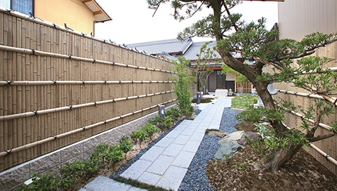 Japanischer Garten mit Aluminiumzaun in Bambusoptik